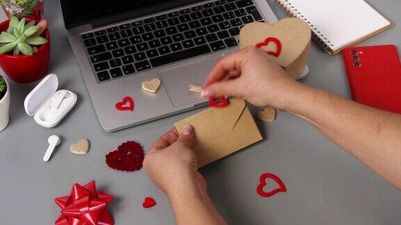 女人打开装有情人节礼物卡片的信封