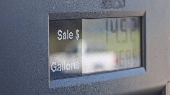 汽油泵与价格特写现代加油站显示柜台与燃料价格