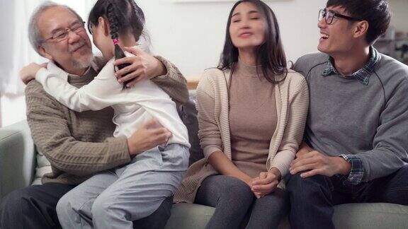 4K超高清倾斜:微笑和快乐的亚洲多代家庭互相拥抱和拥抱的肖像