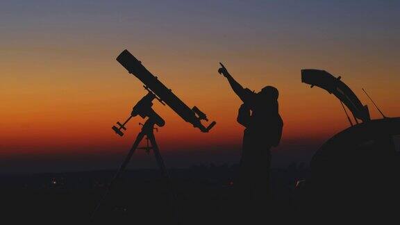 用天文望远镜观察星空