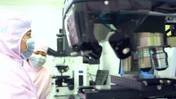 科学家用显微镜分析细菌培养