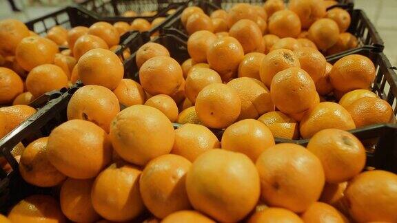 新鲜的橙子放在超市的篮子里从有机农场挑选或从超市购买有选择性的重点特写镜头