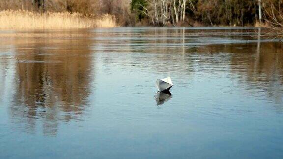一只纸船漂浮在水面上
