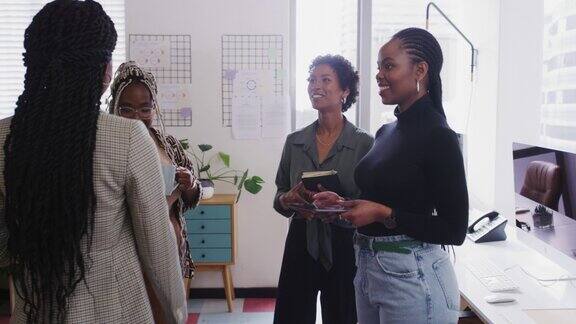 黑人女老板招聘新员工女性只在开始培训前与新老板握手