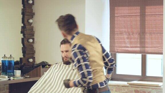 男士理发和理发在理发店或发廊用理发器
