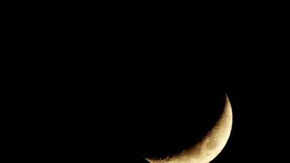 夜空中的大月亮