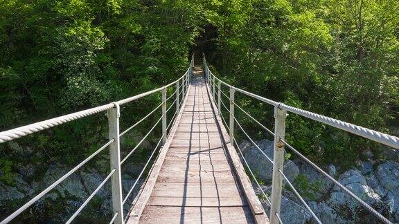 桥上绿松石山河