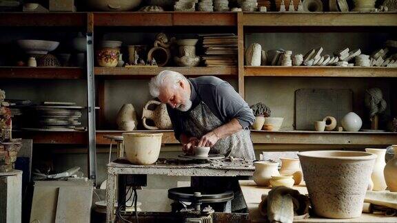 陶艺家正在作坊里用陶土制作陶器