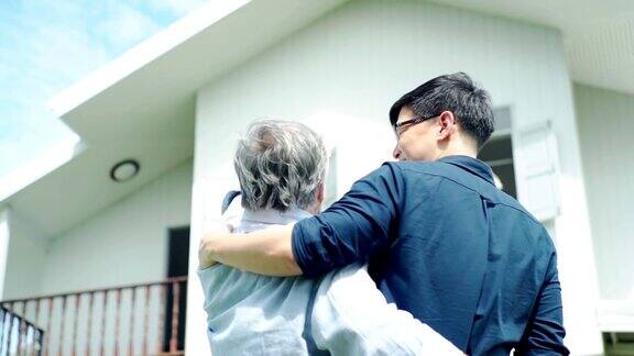 骄傲的父亲在新家拥抱他的儿子慢镜头