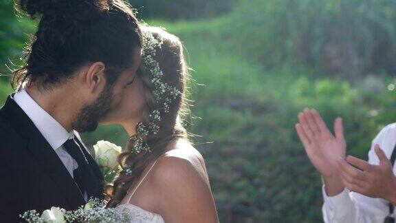 新娘和新郎接吻在背景的客人抛花瓣4K4K