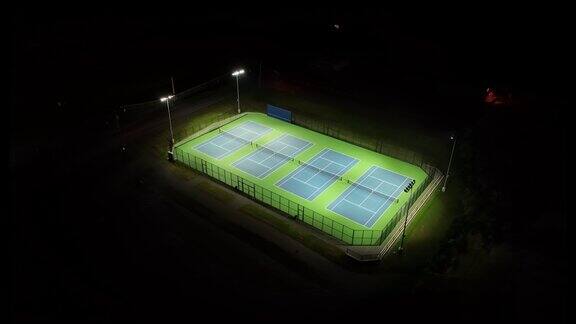 夜间航拍的室外蓝色网球场有皮克球线灯开着