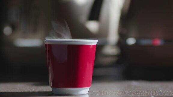 在老式厨房里的咖啡杯或茶架蒸汽从杯子里冒出来