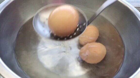 在平底锅里用热水煮鸡蛋