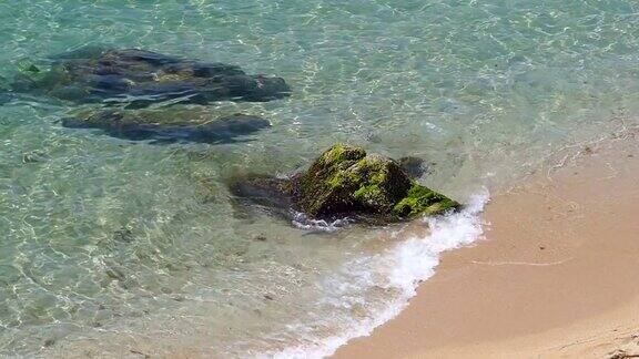 海滩和岩石缓慢的运动