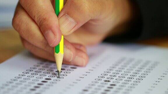 教育学生考试用铅笔画选定多项选择题测验或考试答题纸练习在学校、大学课堂上进行