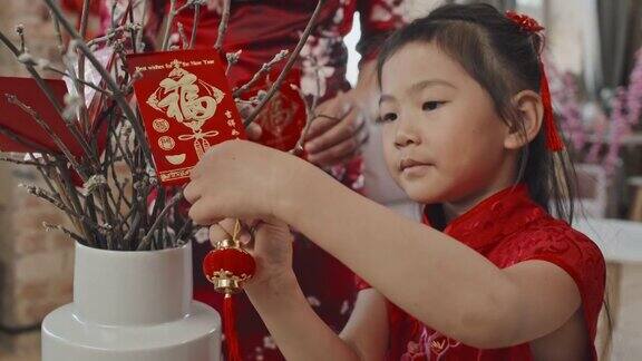 中国女孩为农历新年装饰