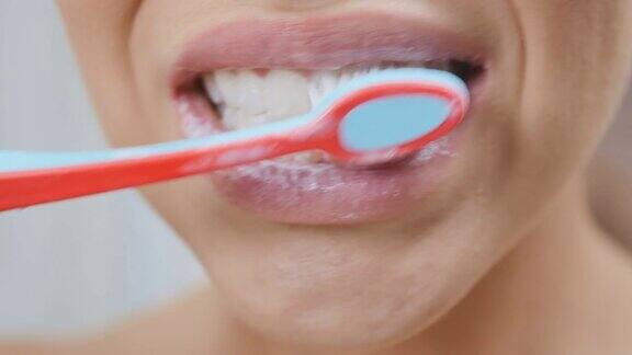 女人用牙刷刷牙