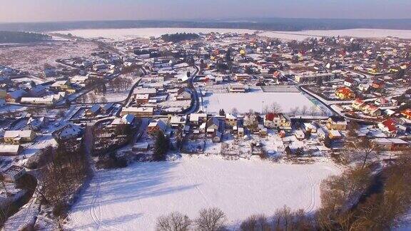 鸟瞰西波西米亚雪村欧洲捷克共和国乡村的冬天