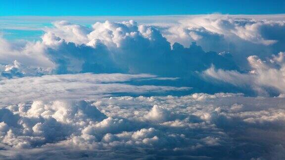 从飞机窗口看到的令人惊叹的白云鸟瞰图