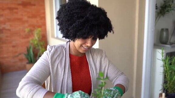 在家照顾植物的快乐女人