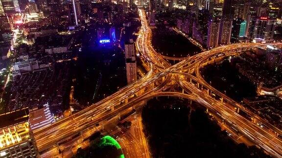 中国上海夜间多条高速公路和立交桥的高峰时段交通状况