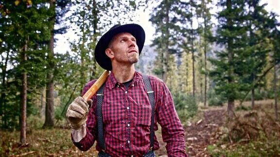SLOMODS伐木工带着斧头在森林里行走
