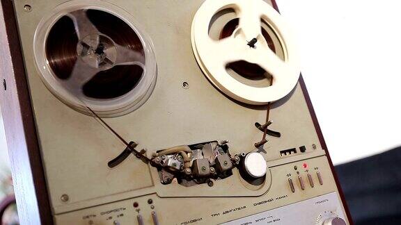 在老式式磁带录音机中播放和倒带老式式磁带架磁带在录音机上缠绕成线圈