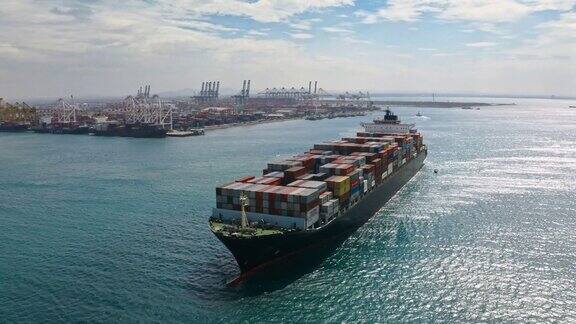 鸟瞰图集装箱货轮承运人集装箱从码头商业港口的业务物流进出口航运或货运