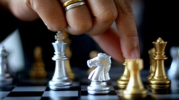 近距离射击的商业女人移动金棋手击败了一个银王棋在白和黑棋盘上的商业挑战竞争赢家和输家