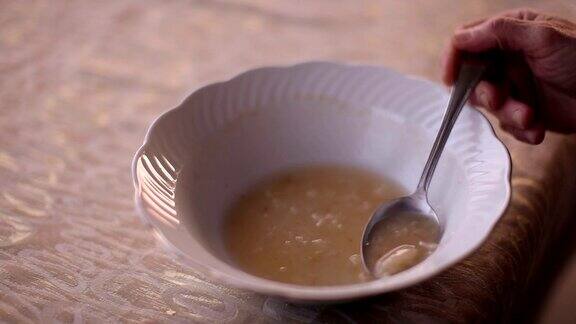 一碗汤手里拿着勺子