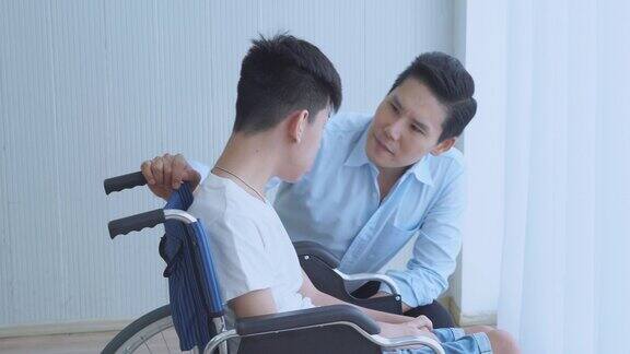 自闭症儿童腿部残疾坐在轮椅上根据医院预约就诊