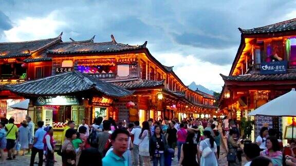 丽江古城晚上的拥挤的游客