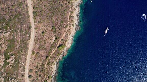 无人机在Creus海角的海岸线和公路上飞行