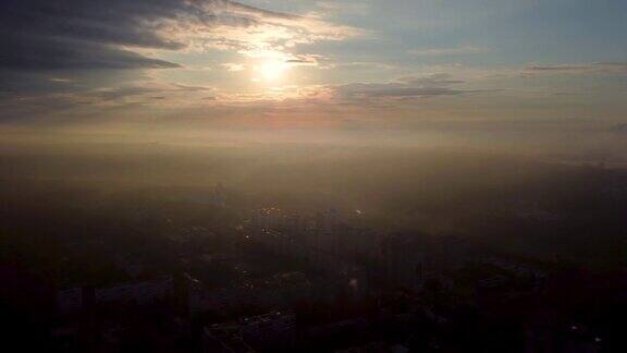 日出的城市有史诗般的云雾阳光
