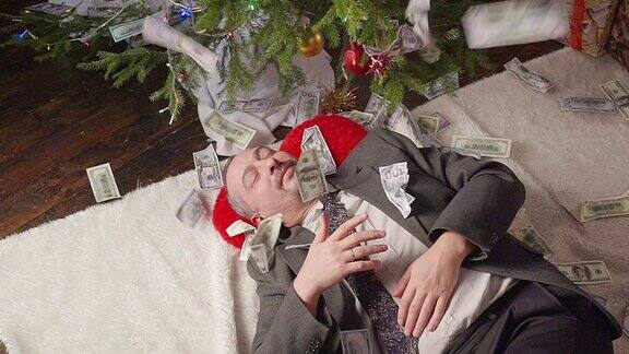 钱落在了一个在圣诞树旁睡觉的人身上