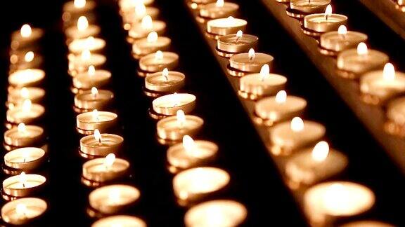 许多蜡烛深度较浅天主教教堂桌上的小蜡烛