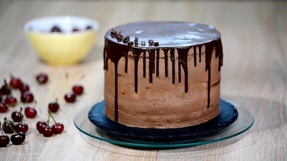 烘焙和装饰巧克力蛋糕用巧克力装饰的蛋糕