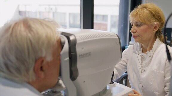 验光师在诊所定期检查病人的眼睛