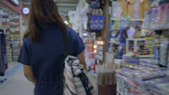 背包女行走在曼谷市场