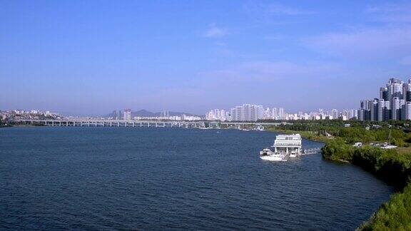 一艘游艇和一个码头俯瞰汉江