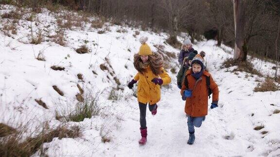 在冬天的大自然中家庭跑步