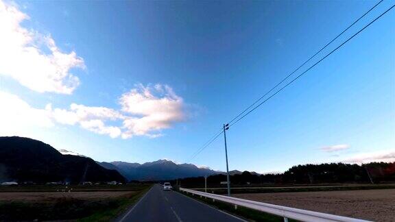 日本路边的平原和山脉