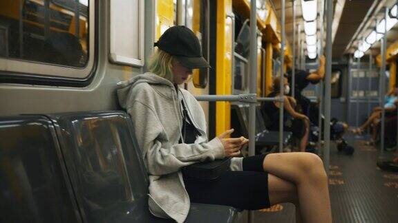 带着智能手机的少女乘坐地铁