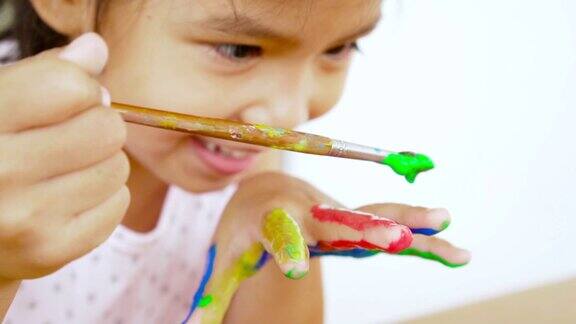 亚洲童年画她的手在慢动作闲暇时间的儿童工艺品