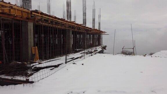 大雪纷飞的冬日山上正在建造的宾馆