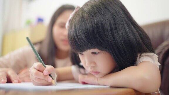 亚洲女孩在家里和妈妈在线学习