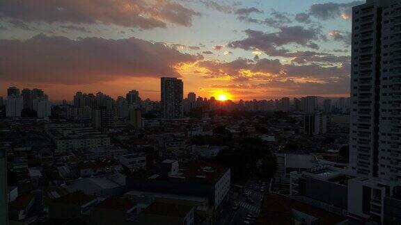日落时圣保罗城市景观航拍