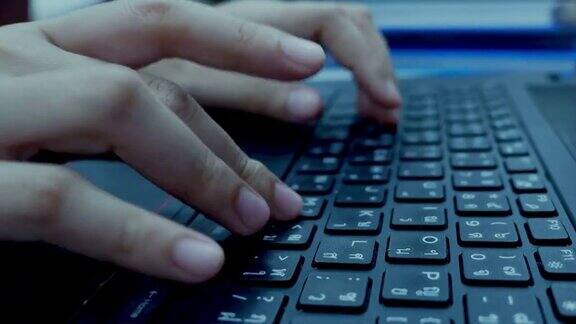 女人的手绑着电脑键盘