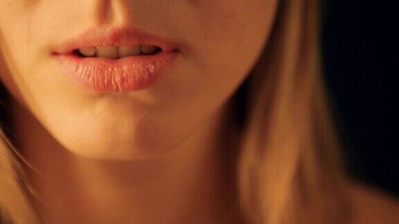 女人用口红涂嘴唇