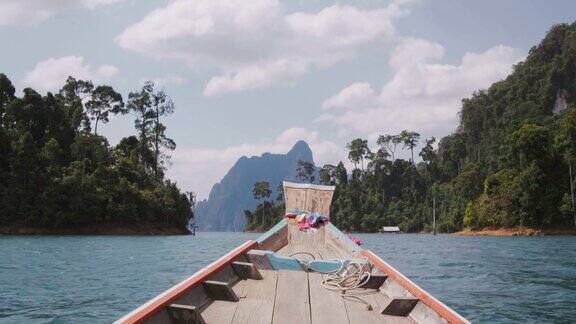考索国家公园周兰湖上的传统长尾木船